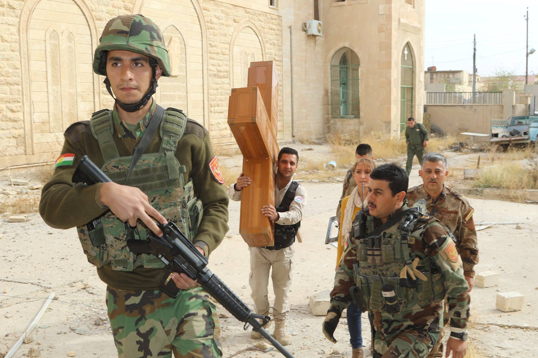 بالصور.. البيشمركة تعيد وضع الصليب فوق اكبر كنائس بعشيقة